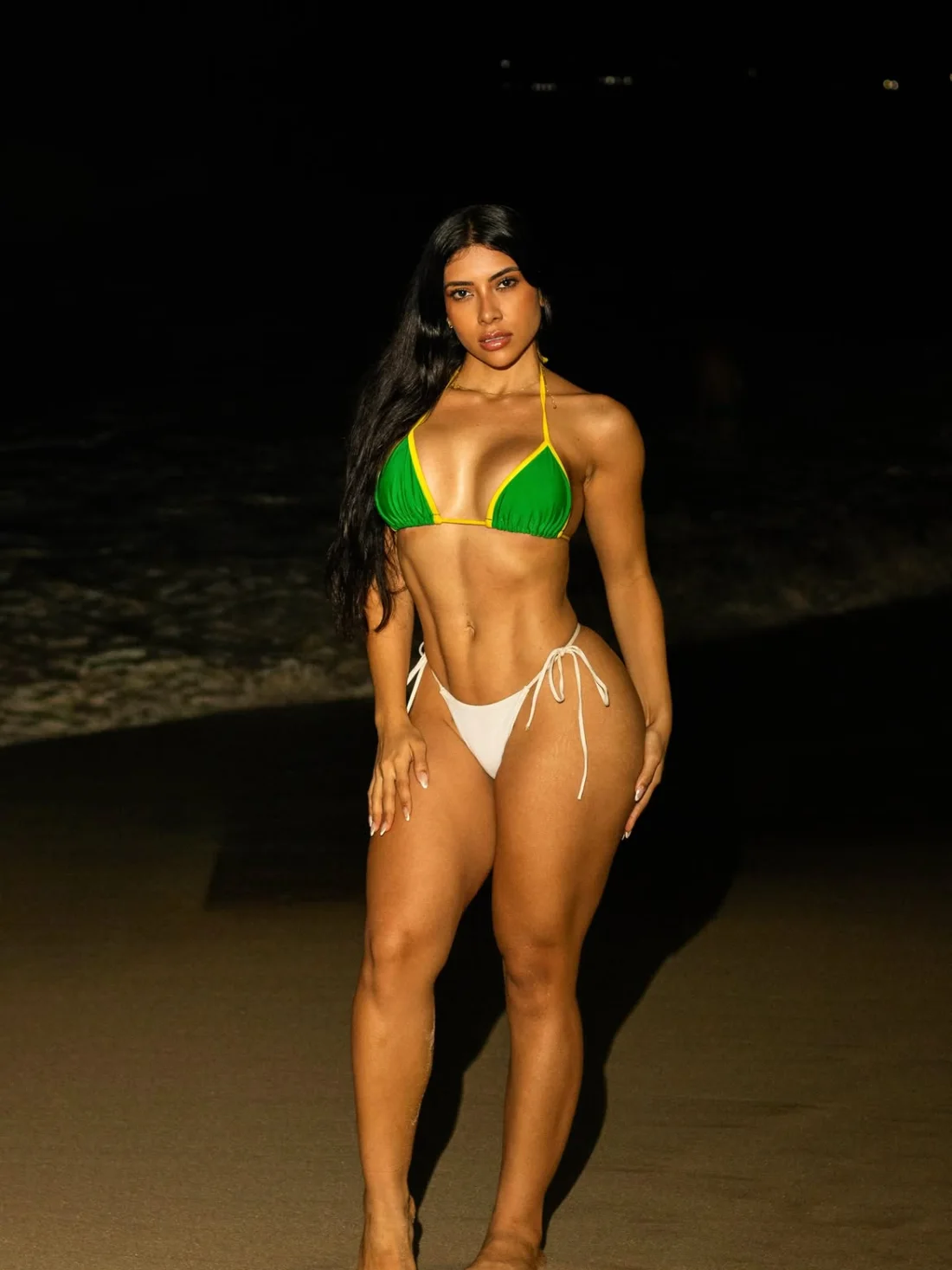 Influenciadora Ingrid Ohara após Mommy Makeover na Unique Cirurgia Plástica Avançada